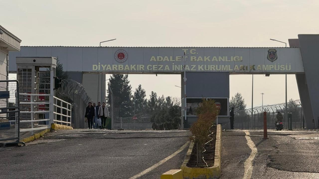 11'inci yargı paketi ile tahliyeler başladı! Cezaevi önüne aileler gitti