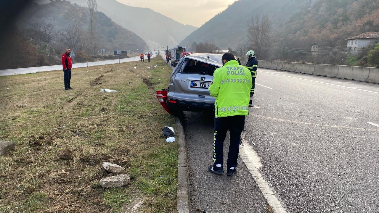 Amasya’da lastiği patlayan otomobil takla attı: 3 yaralı