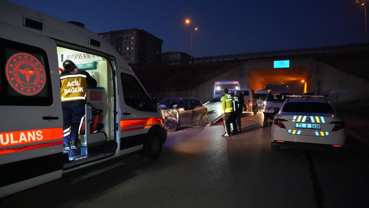 Kırıkkale'de minibüs ile otomobil çarpıştı: 2 yaralı