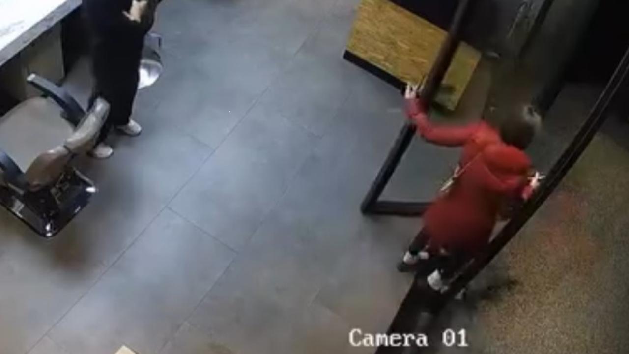 Kuaförde 3 bin lira değeri işlem yaptıran kadın, ödeme yapmadan kayboldu