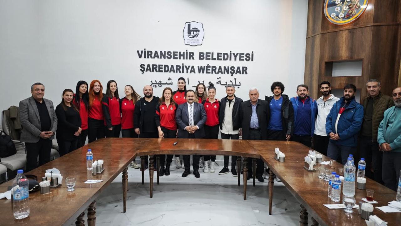 Namağlup lider kadın voleybolculara Başkan İnan’dan tebrik