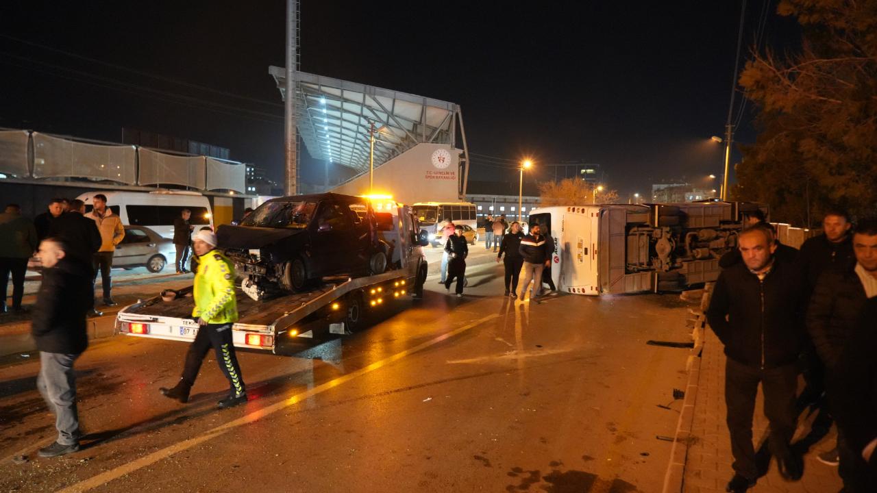 Niğde’de işçi servisi ile otomobil çarpıştı: 13 yaralı