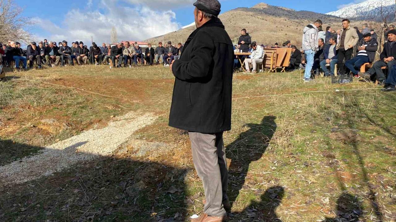 Suçsuz yere öldürülen 2 çocuk annesi kadın toprağa verildi