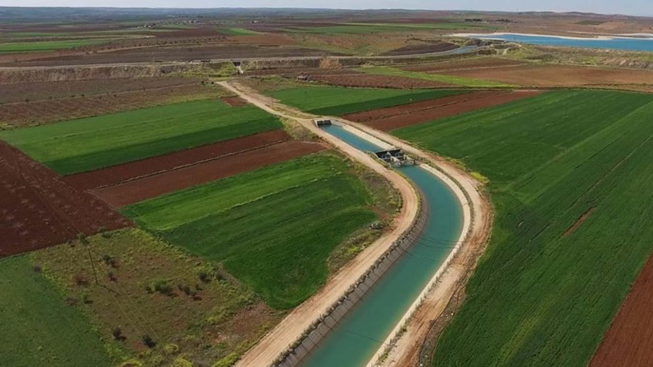 Suruçlu çiftçiler suyun yolunu gözlüyor