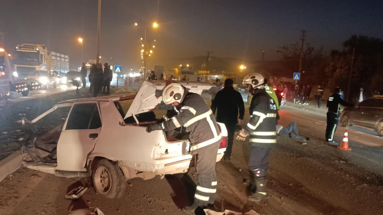 Tırla çarpışan Tofaş ikiye bölündü