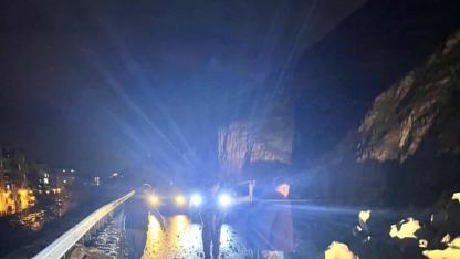 Birecik'te dağdan kopan kayalar yolu trafiğe kapattı