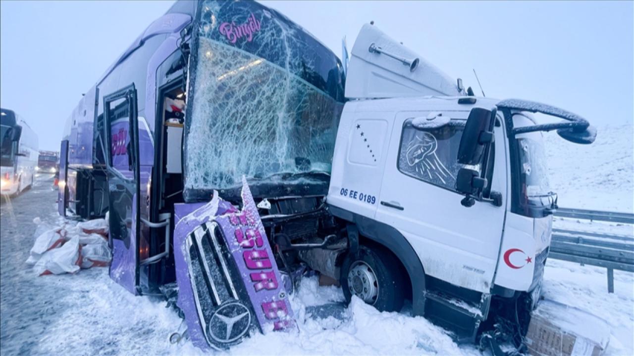 Gece yarısı dehşet: Yolcu otobüsü kargo kamyonuna girdi