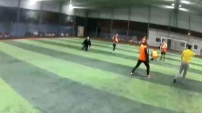 Halı sahada can pazarı: Çatı çöktü!