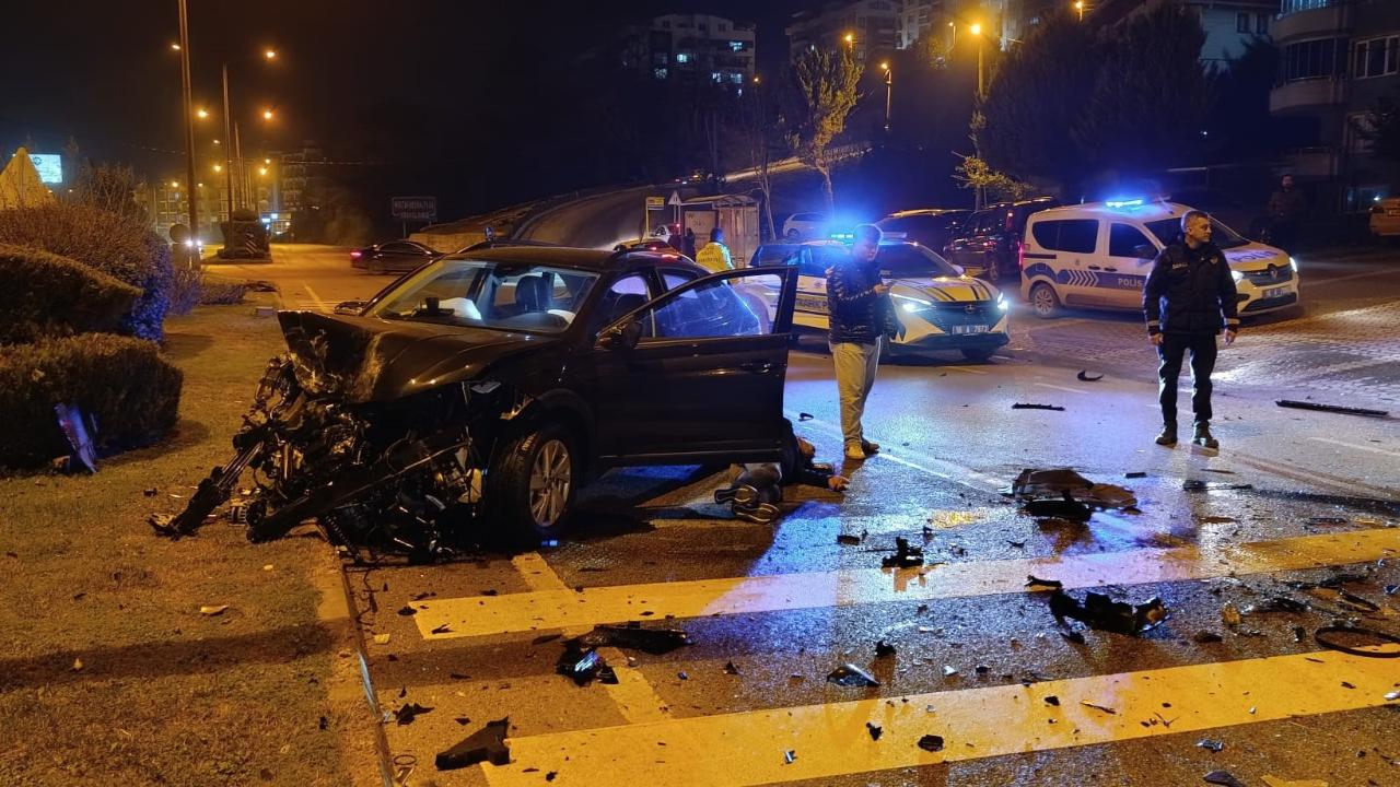 İki aracın kafa kafaya çarpıştığı feci kazada can pazarı
