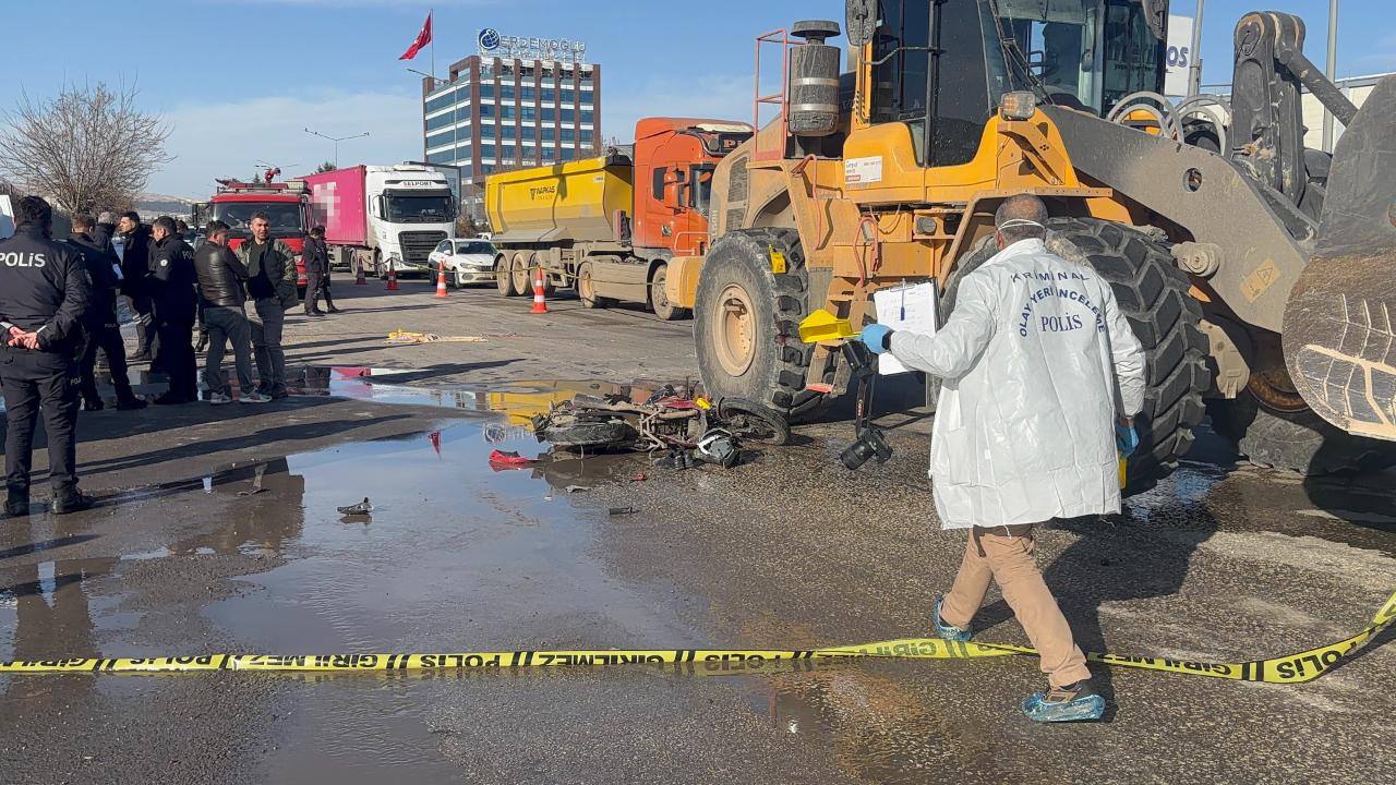 İş makinesinin altında kalan motosikletli hayatını kaybetti