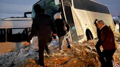 Kangal Termik Santrali işçilerini taşıyan servis kaza yaptı: 6 yaralı