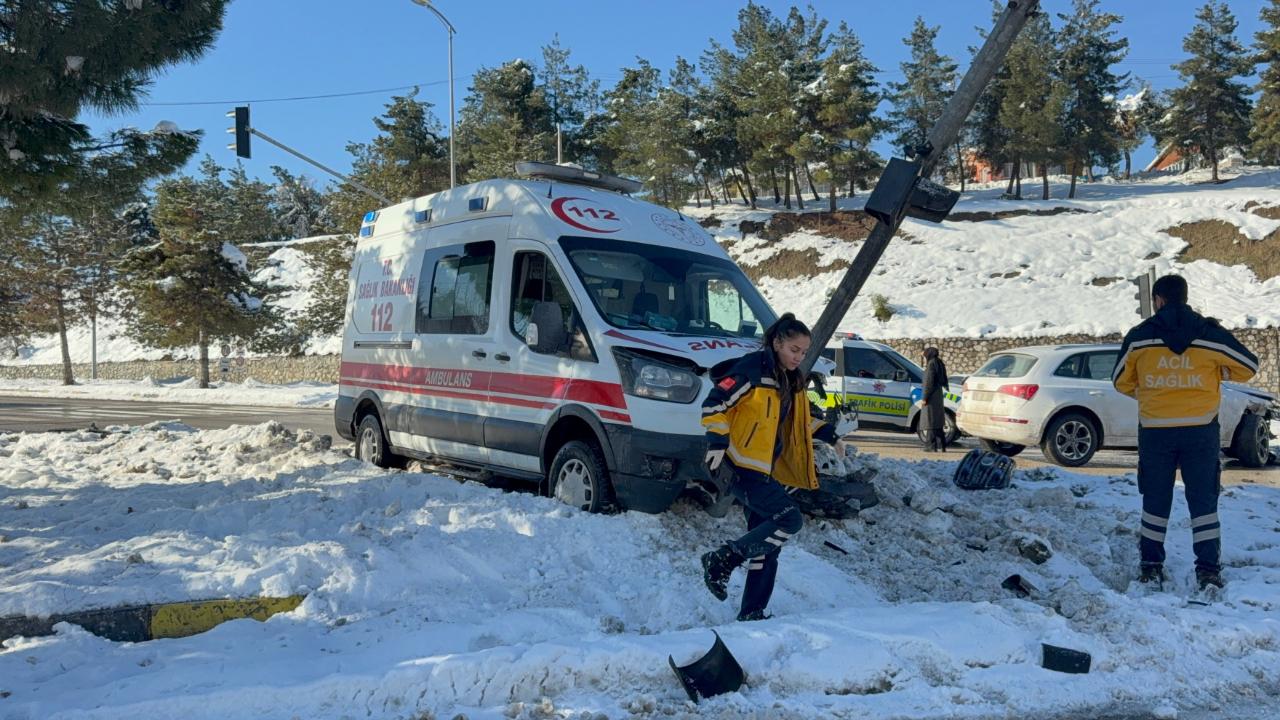 Karabük'te otomobil ile ambulans çarpıştı: 2 yaralı