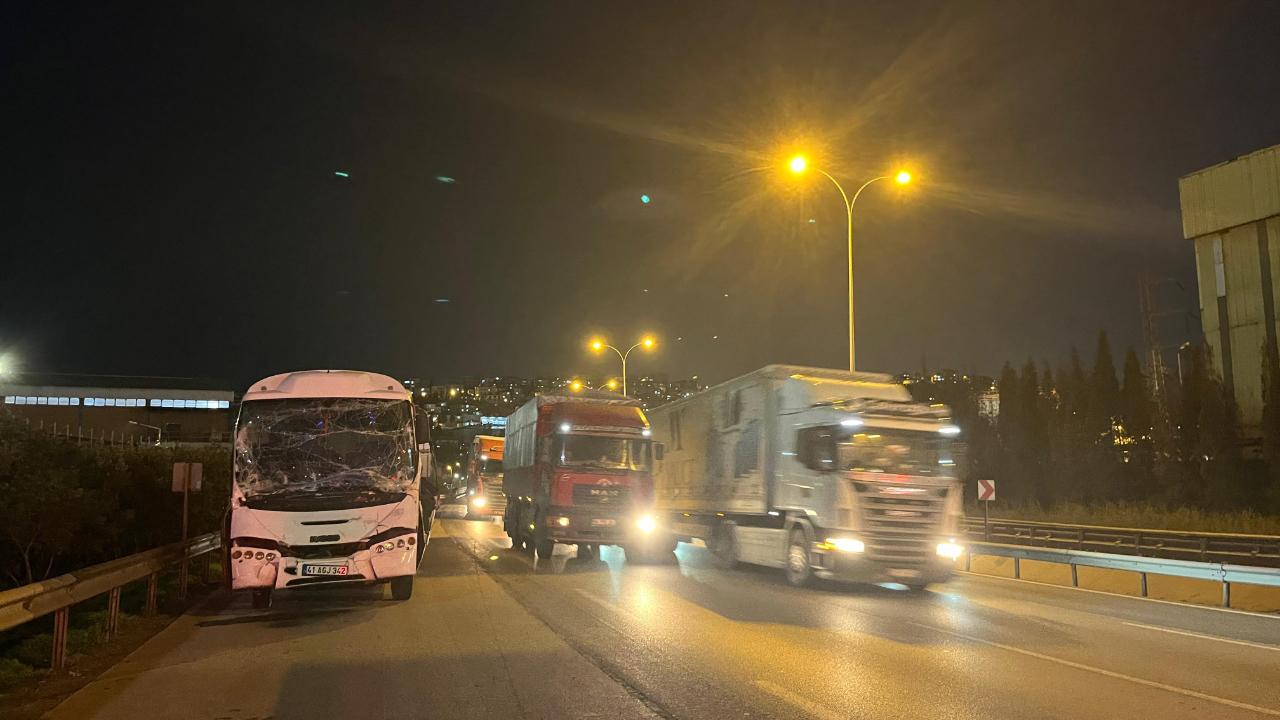 Kocaeli’de servis minibüsü tıra çarptı: 6 yaralı