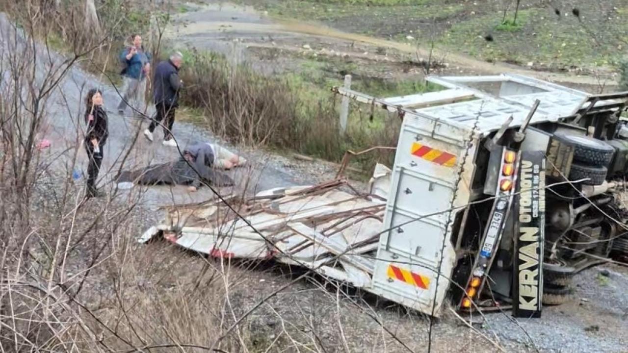 Kontrolden çıkan kamyon tali yola uçtu: 1 ölü, 1 yaralı