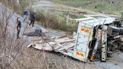 Kontrolden çıkan kamyon tali yola uçtu: 1 ölü, 1 yaralı