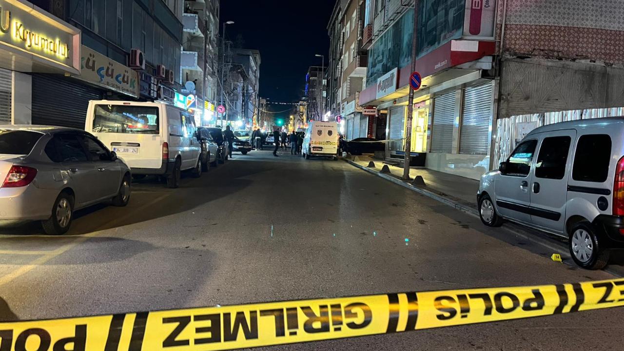 Küçükçekmece'de silahlı saldırı: 1'i ağır 3 yaralı