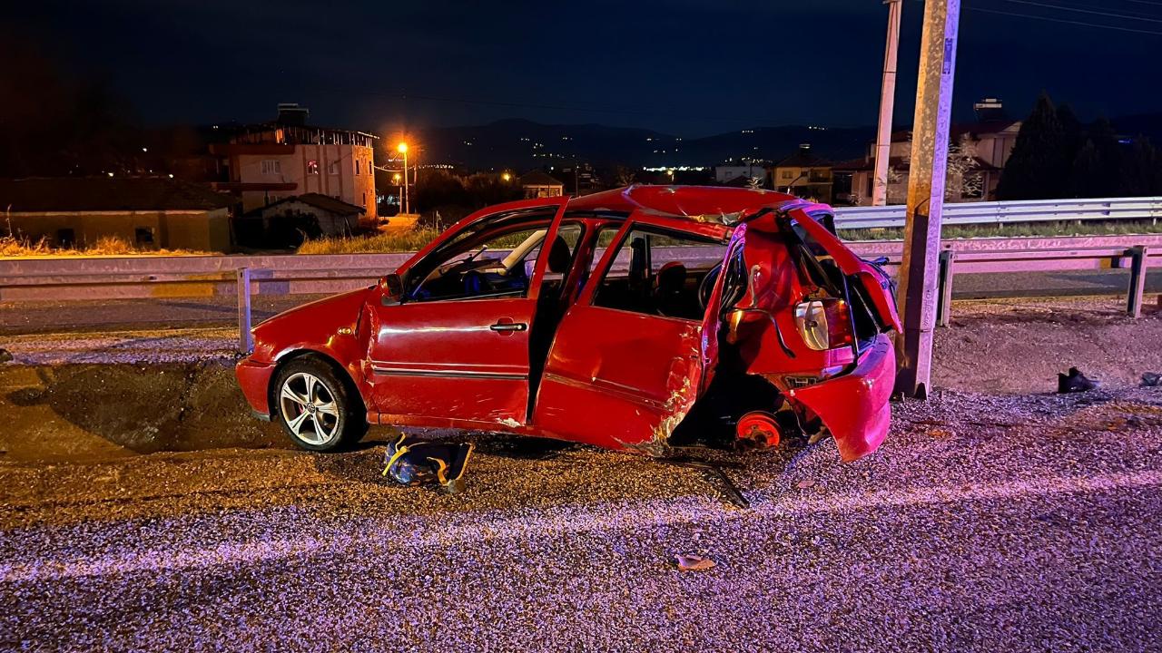 Manisa’da otomobil elektrik direğine çarptı: 2 ölü, 1 ağır yaralı