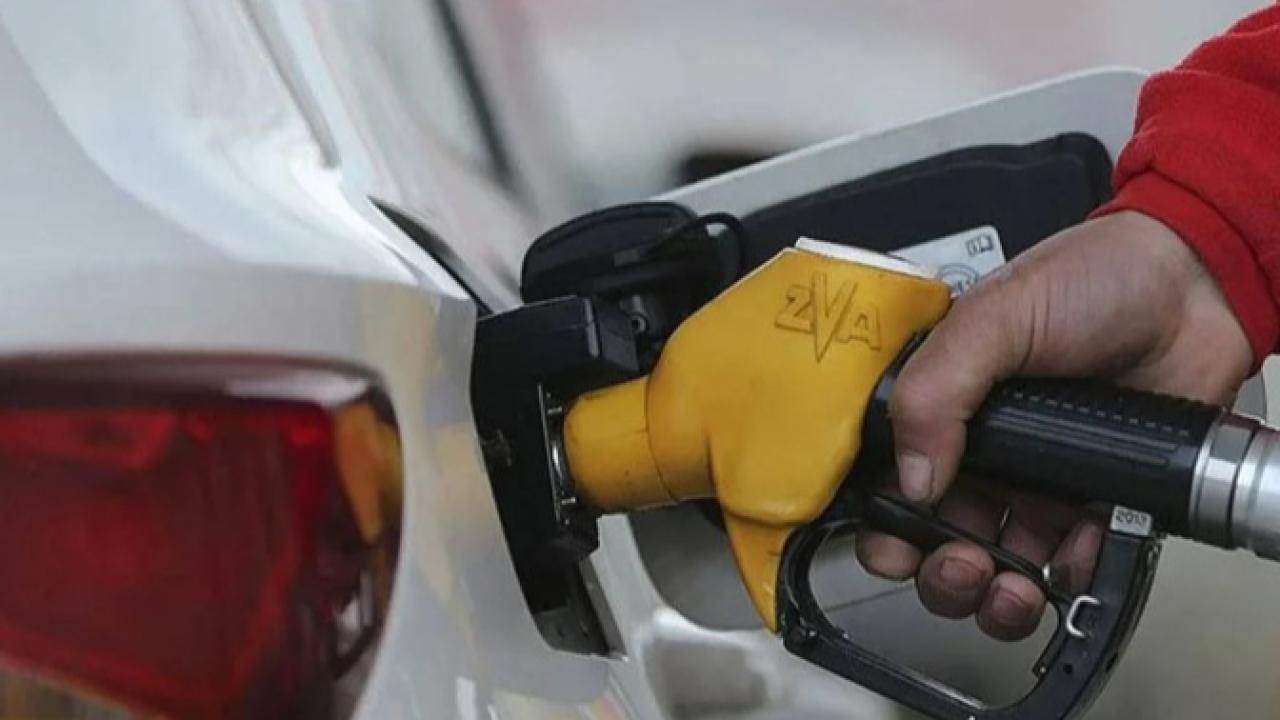 Motorine zammın eli kulağında