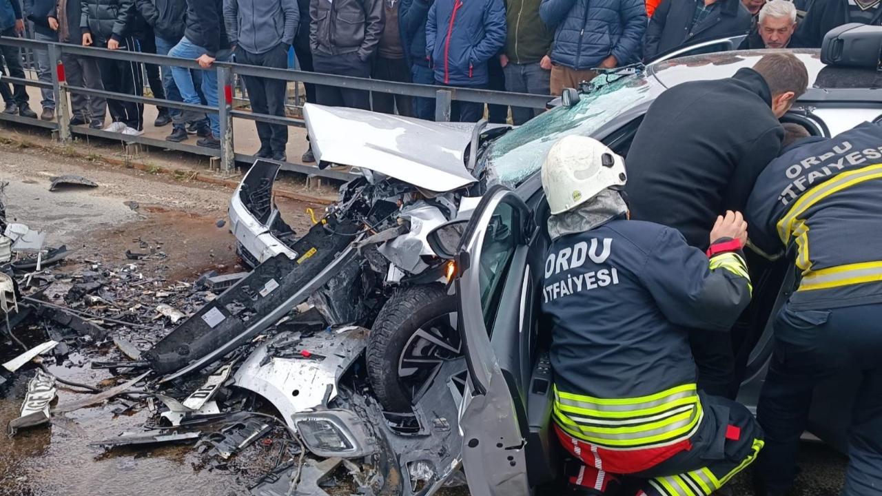 Ordu'da otomobiller çarpıştı: 3'ü ağır 5 yaralı