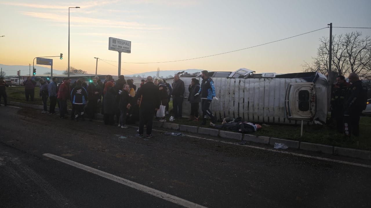 Portakal işçilerini taşıyan minibüs devrildi: 16 yaralı