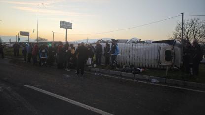 Portakal işçilerini taşıyan minibüs devrildi: 16 yaralı