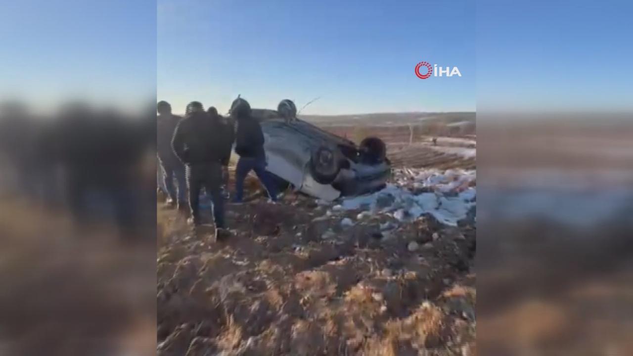 Şanlıurfa'da aracın lastiği patladı! Araç şarampole devrildi