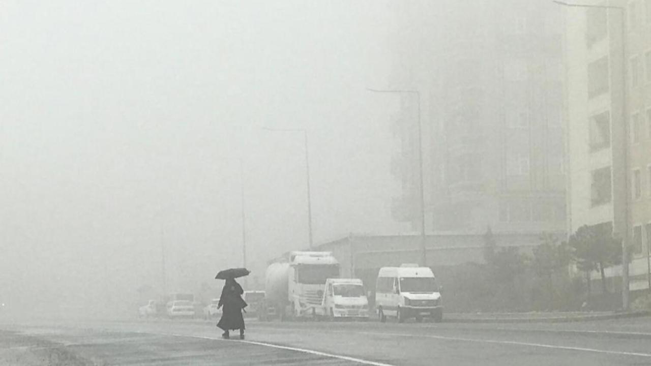 Şanlıurfa’da yollar sisle kaplandı, ekiplerden sürücülere uyarı