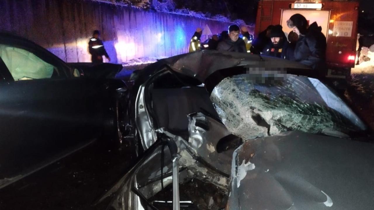 Sinop'ta iki otomobil kafa kafaya çarpıştı: 2 ölü, 3 yaralı