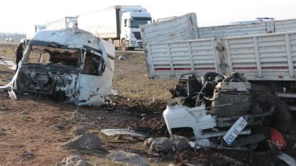 Şırnak'ta Urfa plakalı tırla Mersin plakalı tır çarpıştı: 2 yaralı
