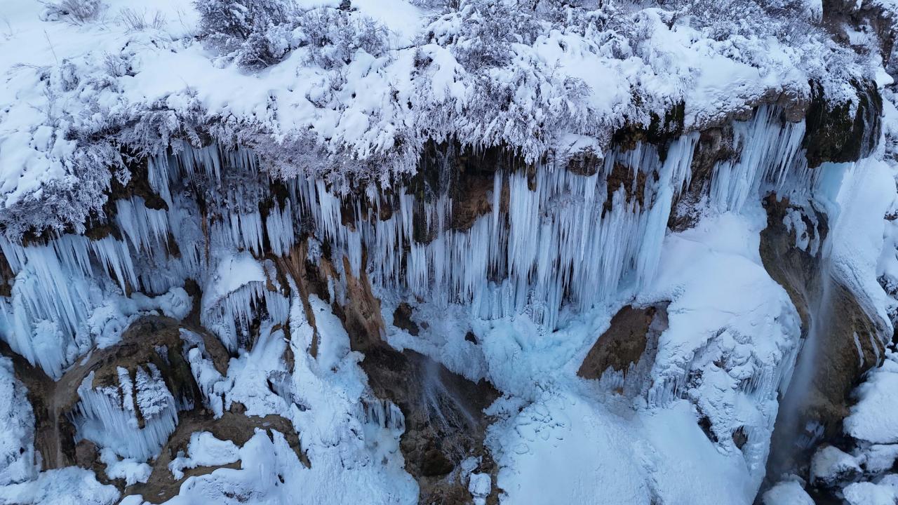 Sivas’ta tabiat parkında kartpostallık kış görüntüleri