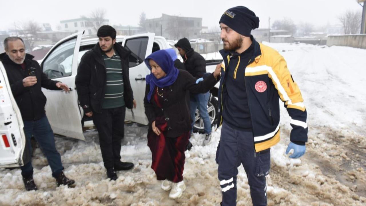 Siverek’te kar engel tanımadı: Diyaliz hastası kurtarıldı