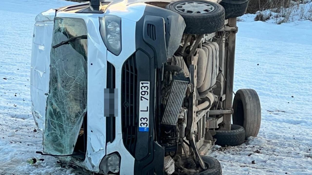 Tekeri patlayan minibüs takla attı: 4 yaralı