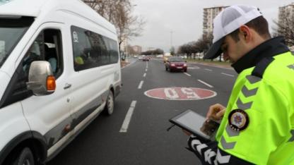 Trafikte üst üste kornaya basarken dikkat