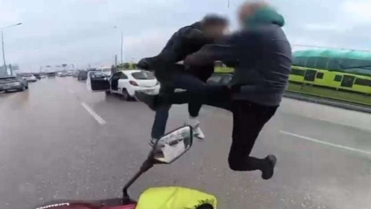 Yol verme kavgasında uçan tekmeler havada uçuştu: Bedeli ağır oldu
