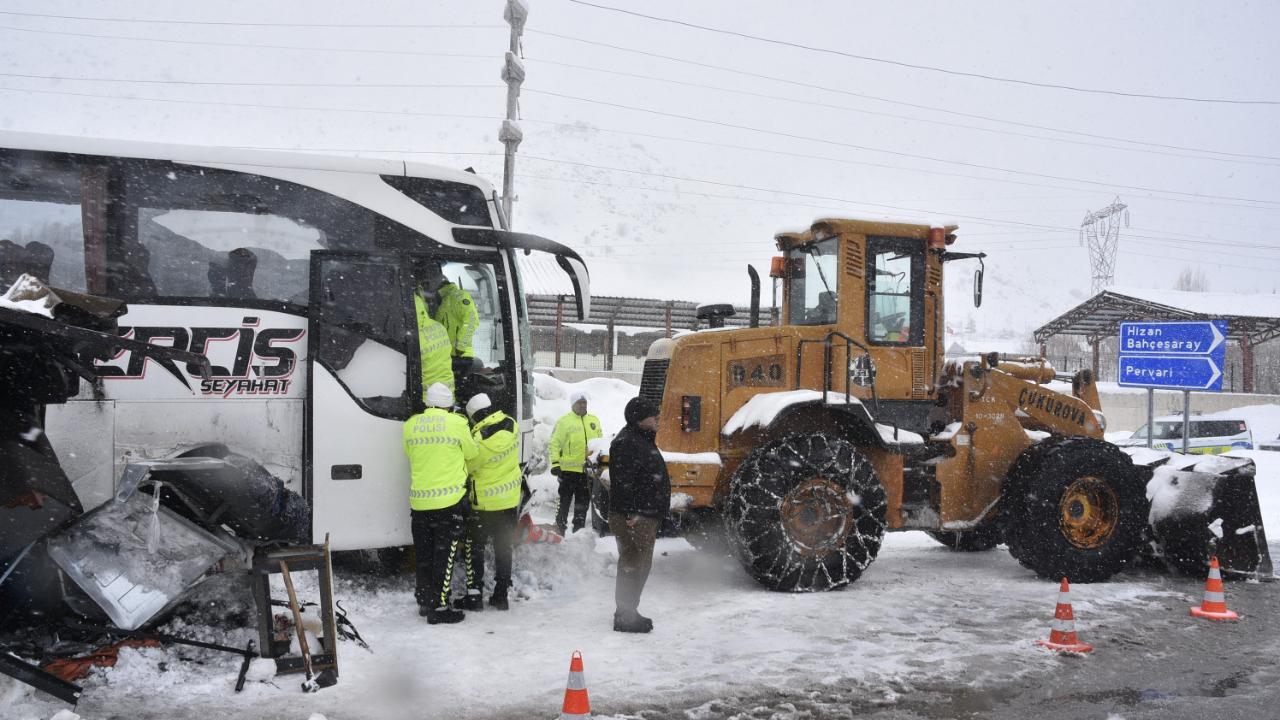 Yolcu otobüsü polis noktasına çarptı: 4 polis yaralandı