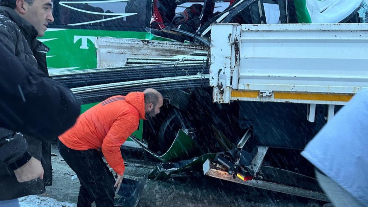 Yolcu otobüsü tıra çarptı: 1'i ağır 12 yaralı