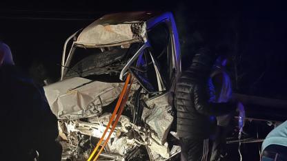 Burdur'da kamyonet ile tır çarpıştı: 2'si ağır 3 yaralı