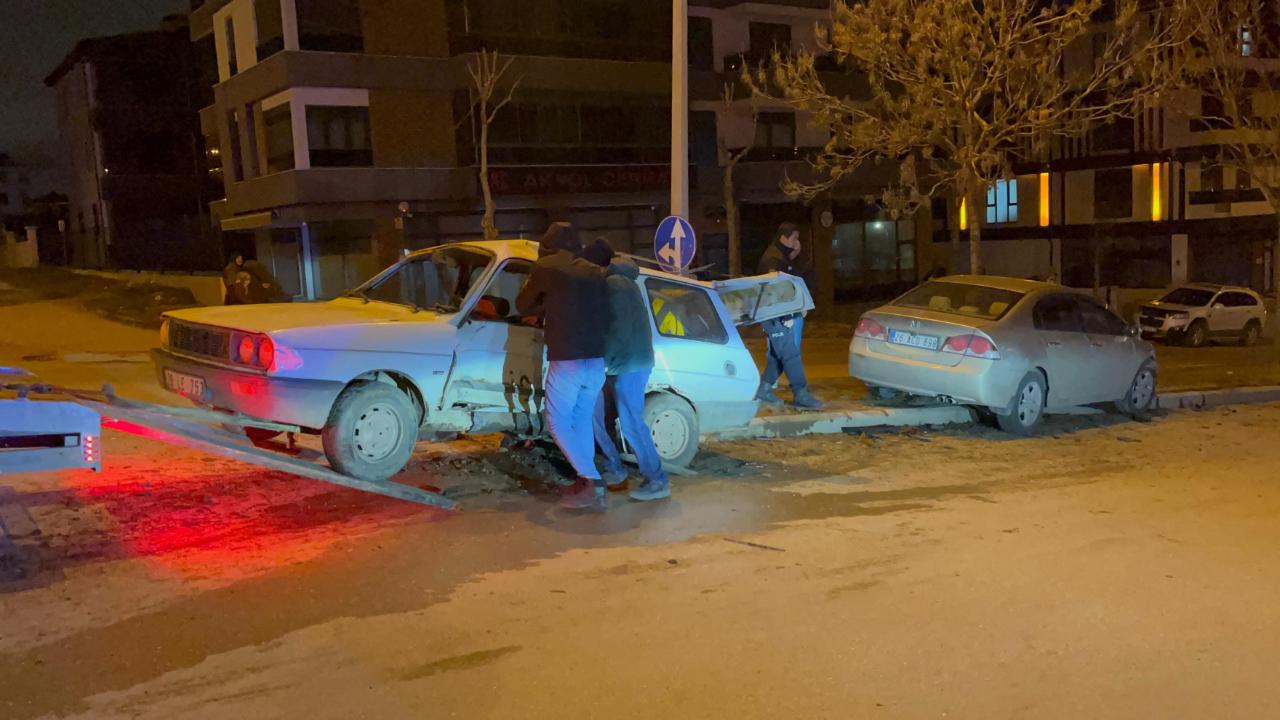 Eskişehir'de iki otomobil çarpıştı: 4 yaralı