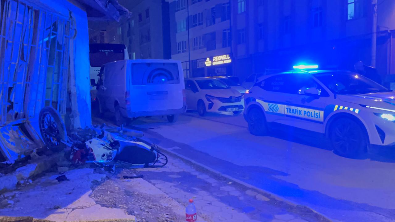 Motosiklet önce yayaya ardından duvara çarptı: 3 yaralı