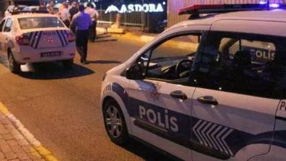 Önce polise hakaret etti ardından satırla saldırdı!