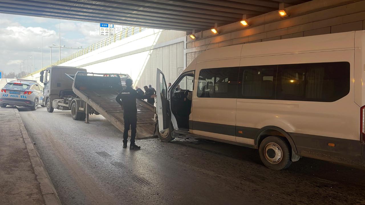 Otomobil ile servis aracı çarpıştı: 5 yaralı