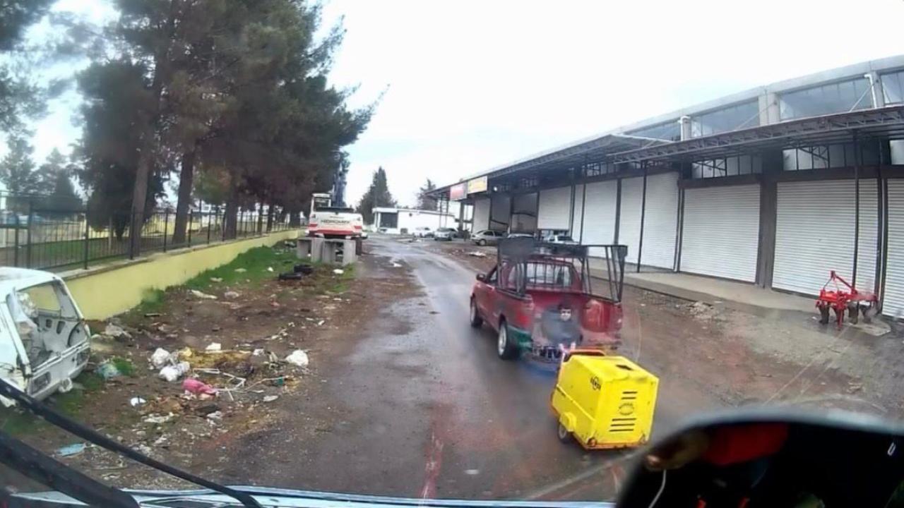 Şanlıurfa’da facianın eşiğinden dönüldü: Hareket halindeki pikaptan düşen çocuğu refleksi kurtardı!