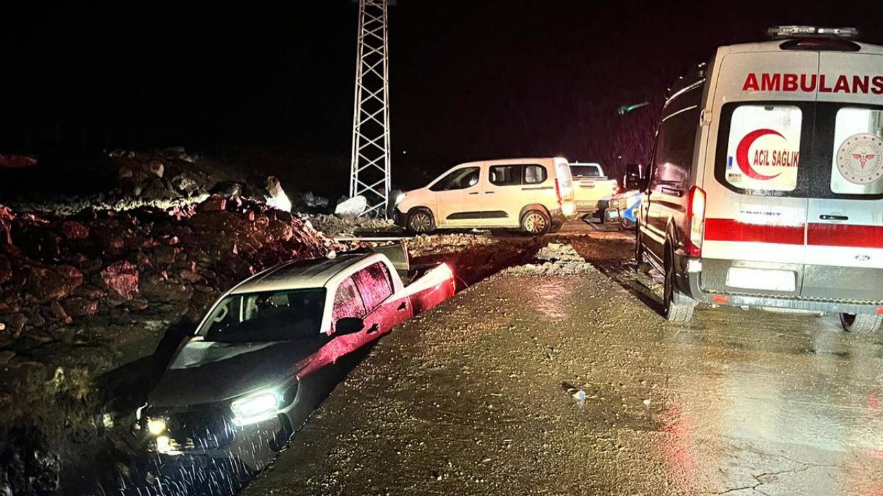 Siverek’te feci kaza: Kamyonet şarampole devrildi, 3 yaralı