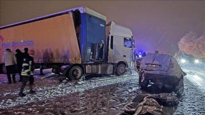 Tır ile çarpışan SUV tipi araçtaki 4 kişi hayatını kaybetti