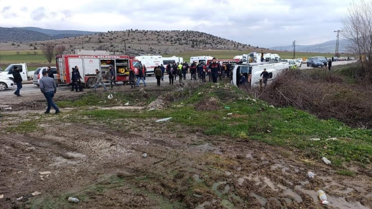 Tokat'ta öğrenci servisi otomobille çarpıştı: 6 öğrenci yaralandı