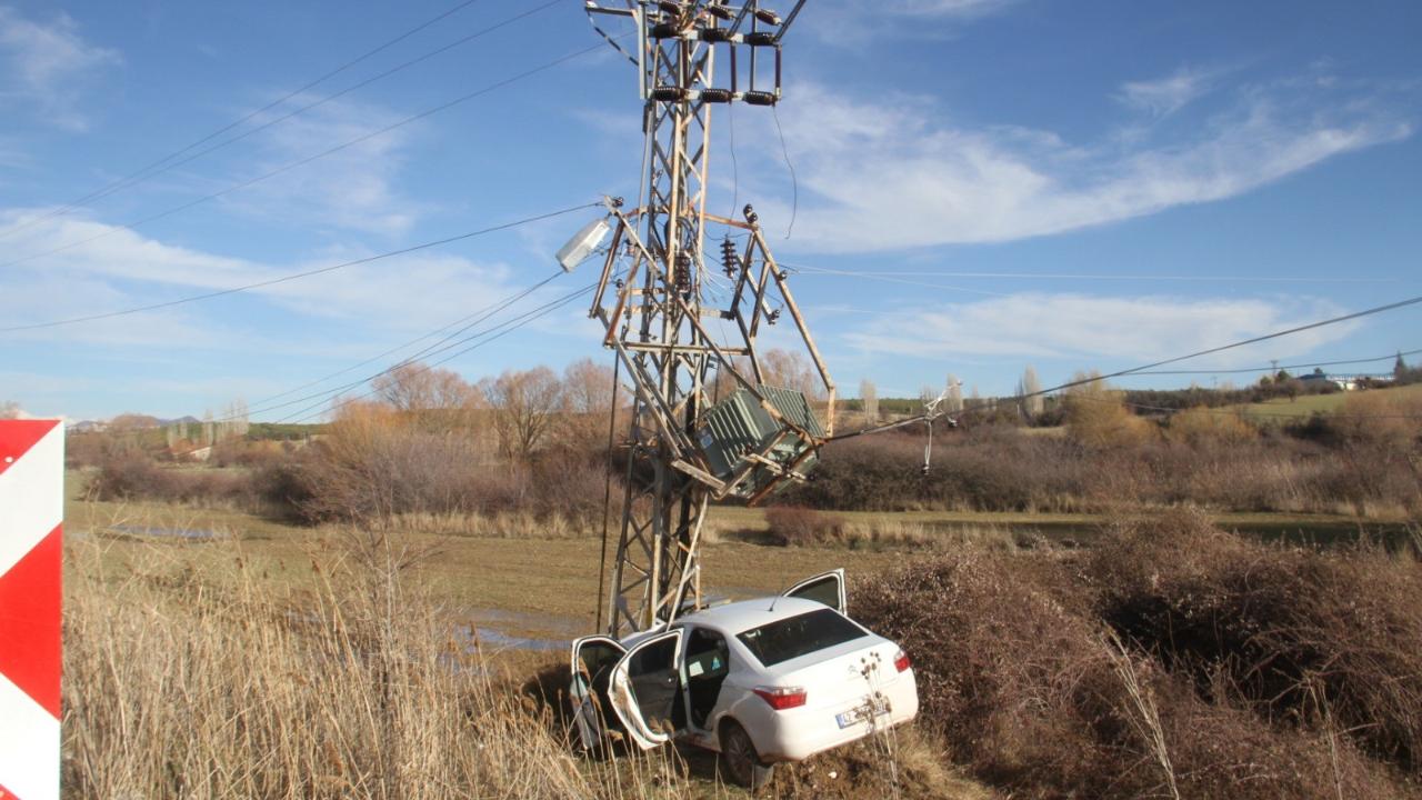 Yoldan çıkan otomobil direğe çarptı: 3 yaralı