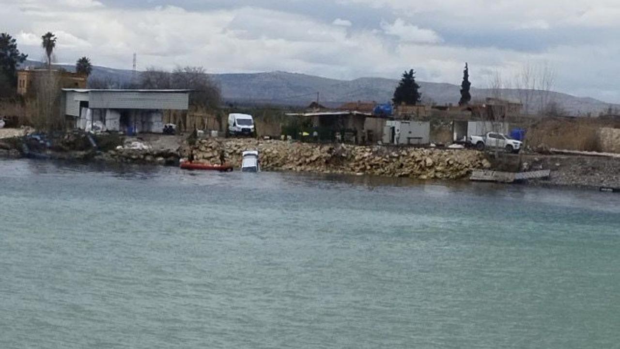Birecik’te araç Fırat nehrine düştü!