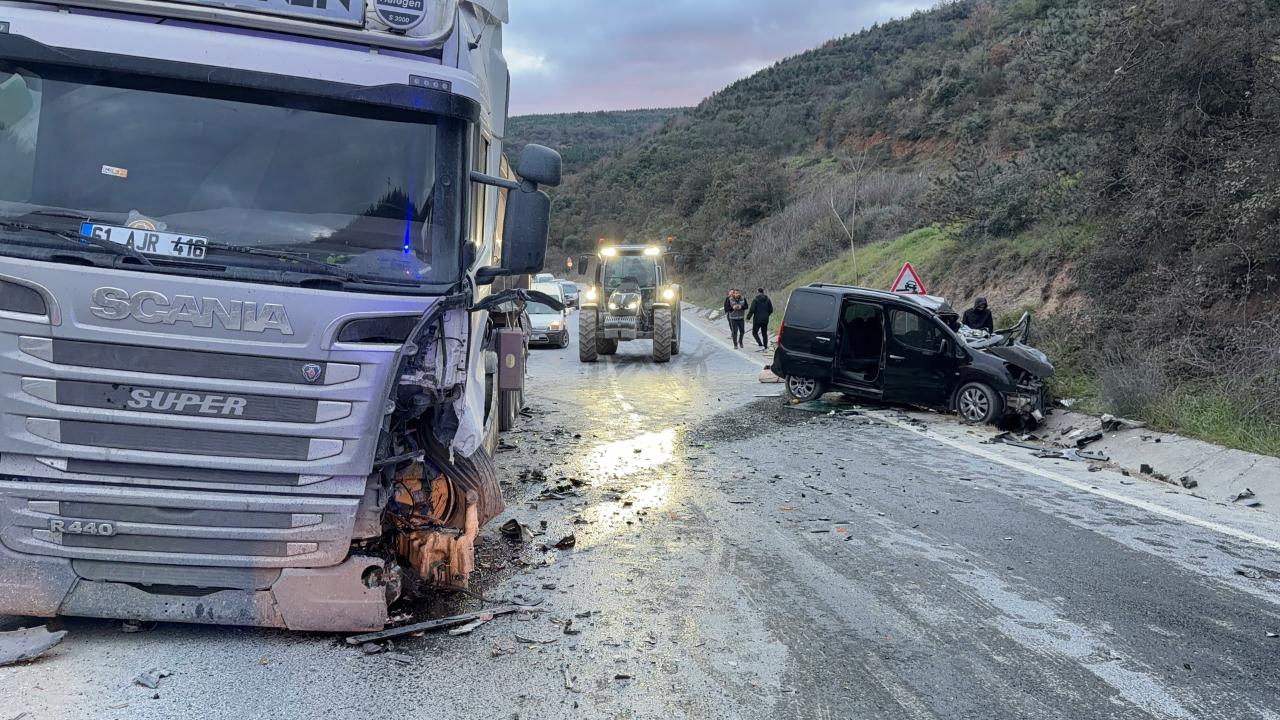 Hafif ticari araç ile hafriyat kamyonu çarpıştı: 1 ölü, 2 yaralı