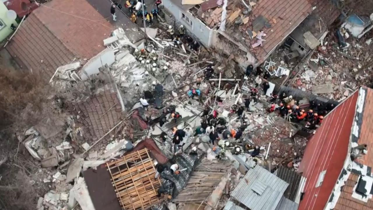 İstanbul’un göbeğinde facia: Bina çöktü