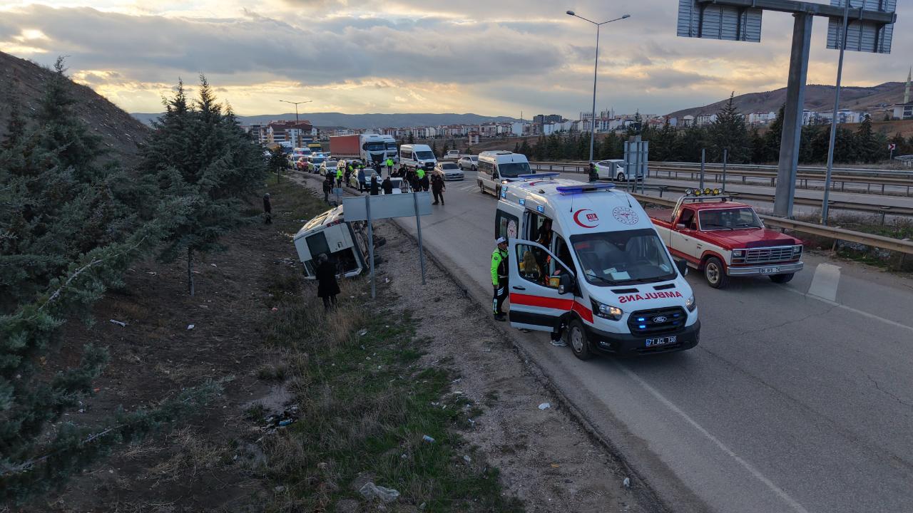 Kırıkkale’de işçi servisi kamyonla çarpıştı: 5 yaralı